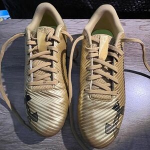 Under Armor Gold boys football Shoes